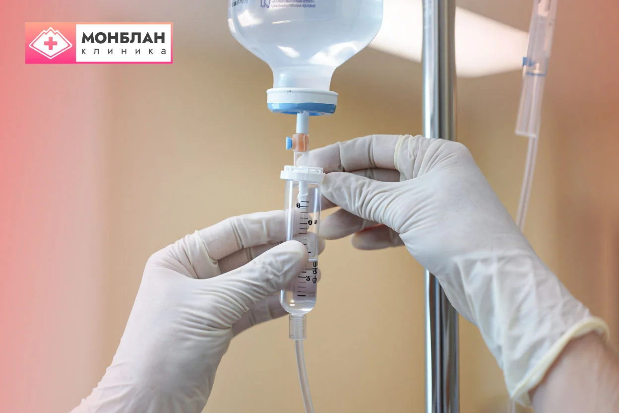 Врач ставит капельницу Стерофундина изотонического